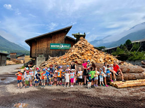 Mühldorfer Kindergarten zu Besuch beim Winterholz Sägewerk