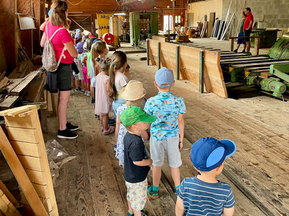 Mühldorfer Kindergarten Führung beim Winterholz Sägewerk